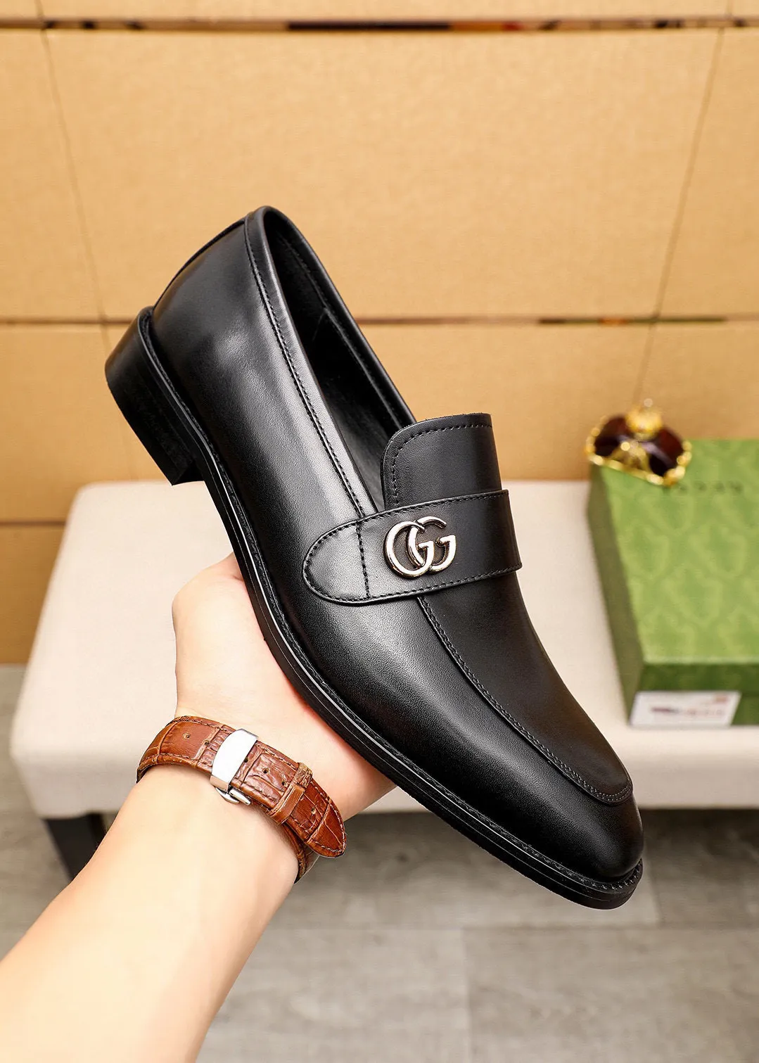 Men's shoes 💰400 💐 Product trademark: GUCCI "Gucci" casual leather shoes Regular size: 39-44 (38.45.46🉑️Customized) Product materials: Selected imported first-layer calfskin upper + luxury hardware buckle, imported 🐑 sheepskin lining. Strong three-dimensional visual effect, combined outsole Color: 2⃣️colors available
